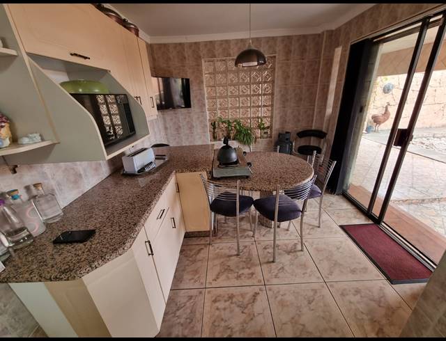 6 BEDROOM HOUSE FOR SALE IN LINMEYER